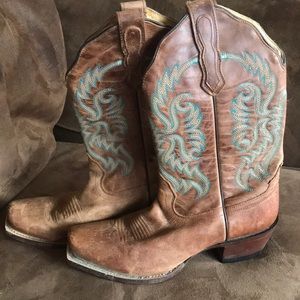 woman’s cowgirl boots
